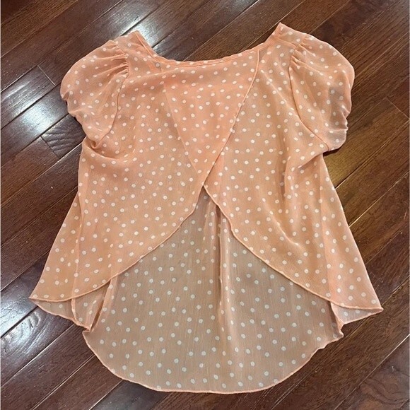Blush and white polka dot split back top size medium - Picture 4 of 5